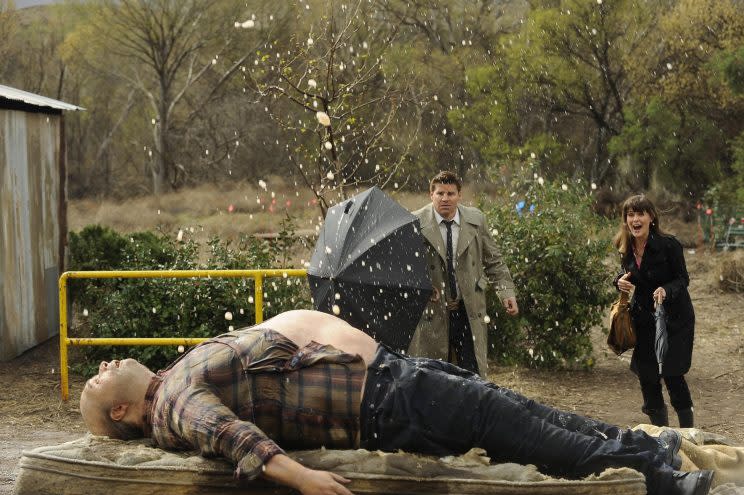 Brennan and Booth encounter an exploding body when they visit a university’s body farm in “The Feet on the Beach.” (Photo: Ray Mickshaw/Fox)