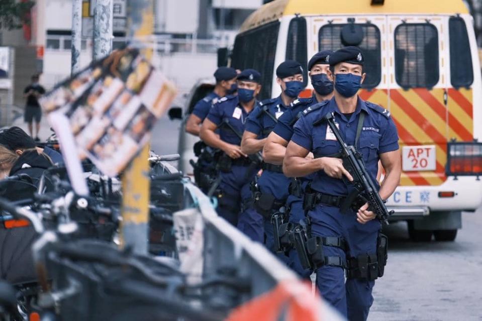 中國政府不時在香港動用優勢警力強力鎮壓民主派人士，嚴格限制言論自由、結社自由與新聞自由。   圖：翻攝自香港警察臉書