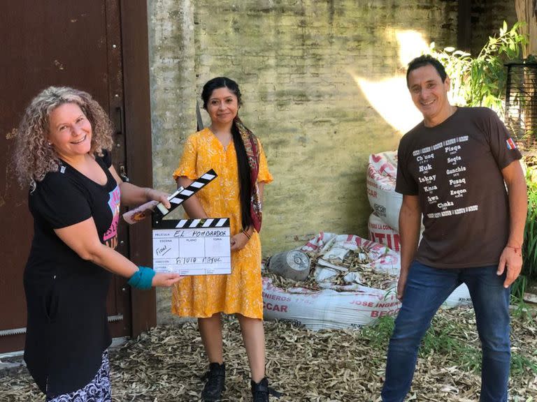 Silvia Majul, Nadia Larcher y Ricardo Mollo, grabando una escena de El nombrador, una película sobre Daniel Toro