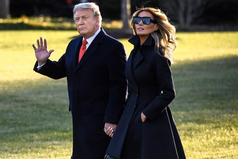 El presidente Trump y la primera dama Melania Trump salen de la Casa Blanca el miércoles 23 de diciembre de 2020 