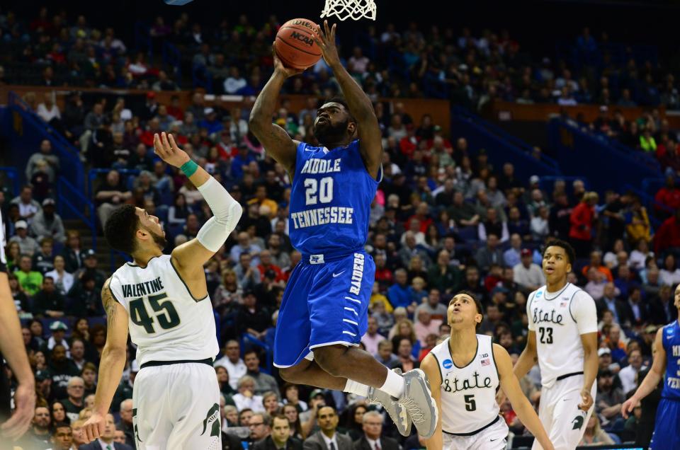 Middle Tennessee's Giddy Potts (20) drives between MSU's Denzel Valentine (45) and Bryn Forbes (5) during the first half of Middle Tennessee's upset of MSU in 2016.