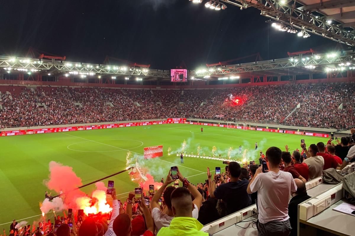 Más de 20.000 hinchas del Olympiacos dan una cálida bienvenida a Marcelo