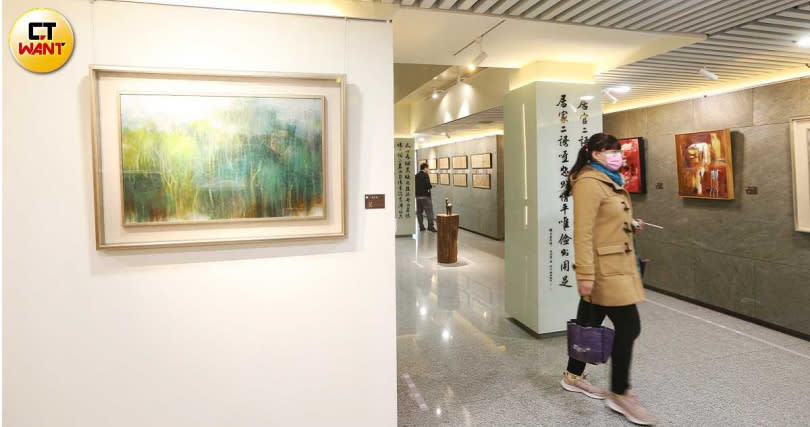 許多名師畫作及雕刻作品，常在最高法院文藝走廊展覽，歡迎民眾組團參觀。（圖／趙世勳攝）