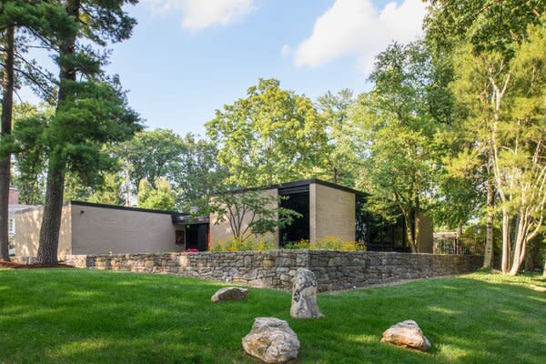 Designed by the prominent midcentury architecture firm Muhlenberg Brothers in the late 1950s, a house outside Reading, Pennsylvania, proved irresistible for Philadelphians Paul Savidge and Dan Macey.