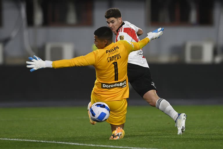 Julián Álvarez marca uno de sus seis tantos en el 8-1 de River a Alianza Lima; el equipo millonario quedó como el segundo de los primeros de grupo en la Copa Libertadores y tendrá ventaja de localía en los playoffs, salvo contra Palmeiras.