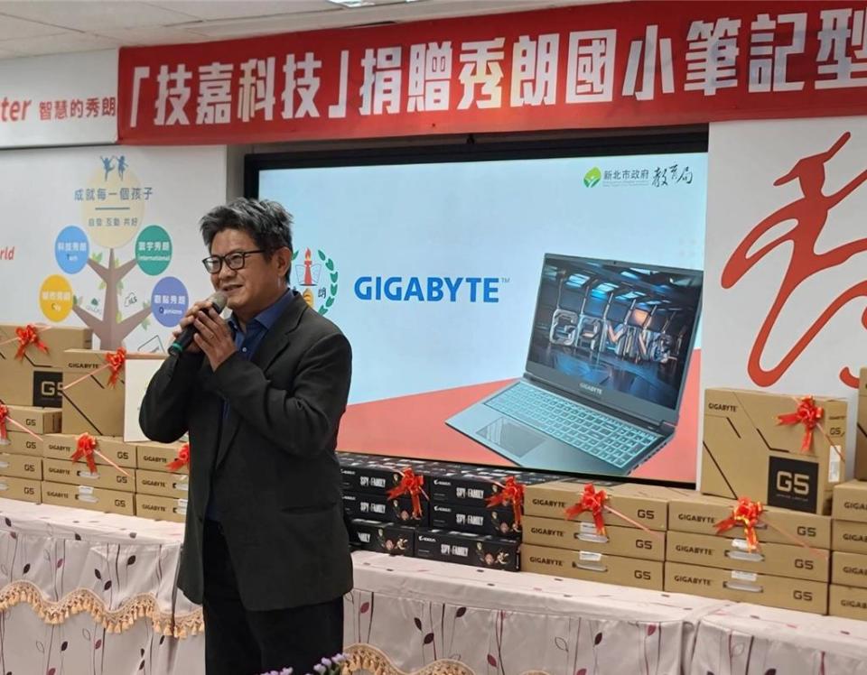 技嘉集團總經理李宜泰表示，此回捐贈的筆電將運用於學童在AI上的學習。（圖／翁毓嵐）