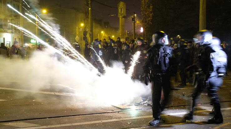 In der Silvesternacht kam es im Leipziger Stadtteil Connewitz zu Zusammenstößen zwischen Linken und Polizisten. Foto: dpa