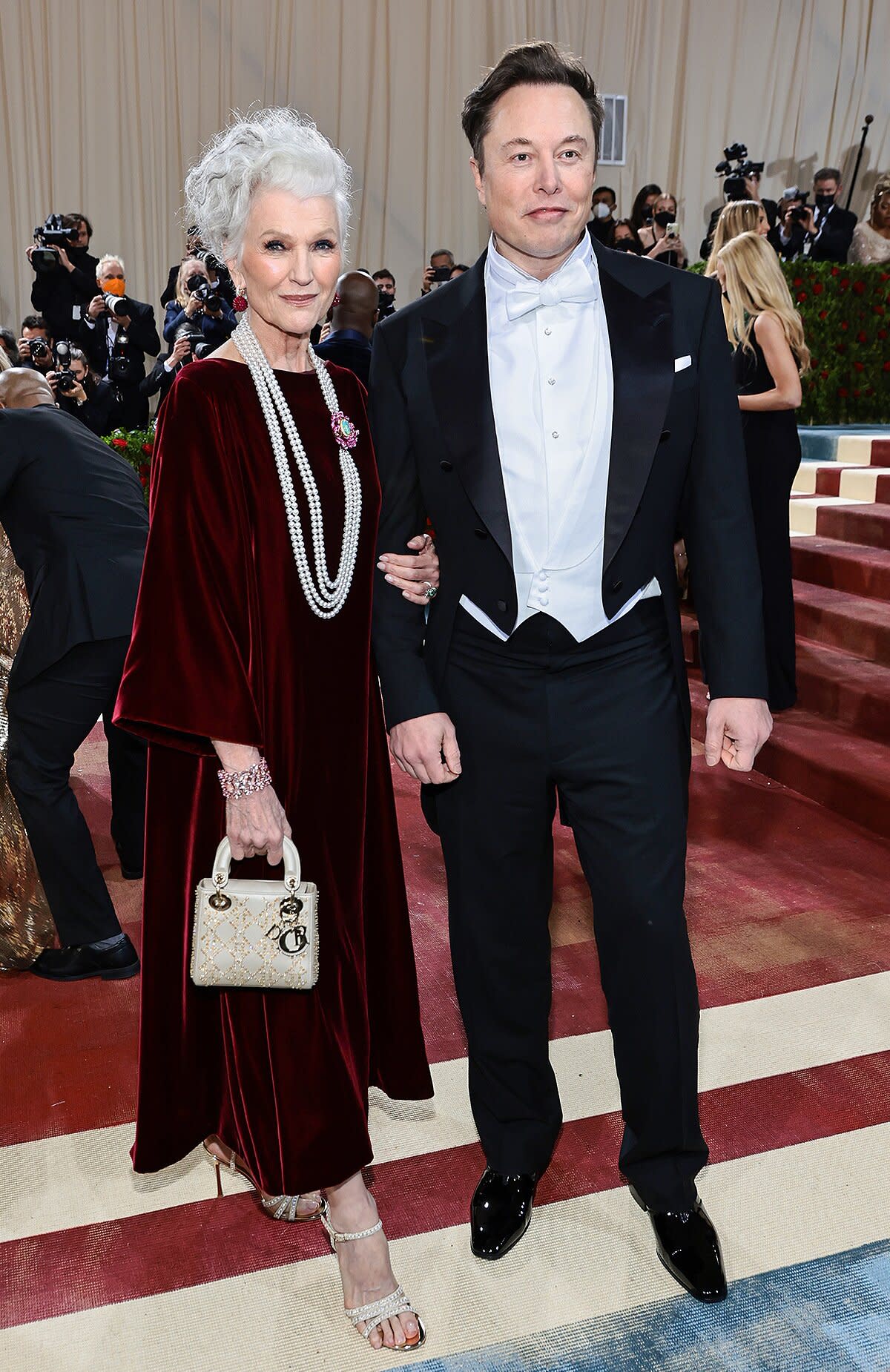 Elon Musk Takes His Model Mom Maye to 2022 Met Gala Days After $44 ...