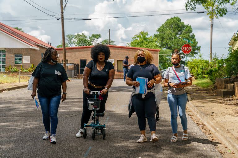 Voluntarios que van "puerta por puerta" en Birmingham, Alabama