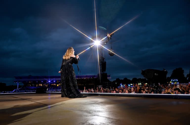 En sus dos presentaciones en Londres, la cantante rompió el silencio ante 130.000 personas que la terminaron ovacionando