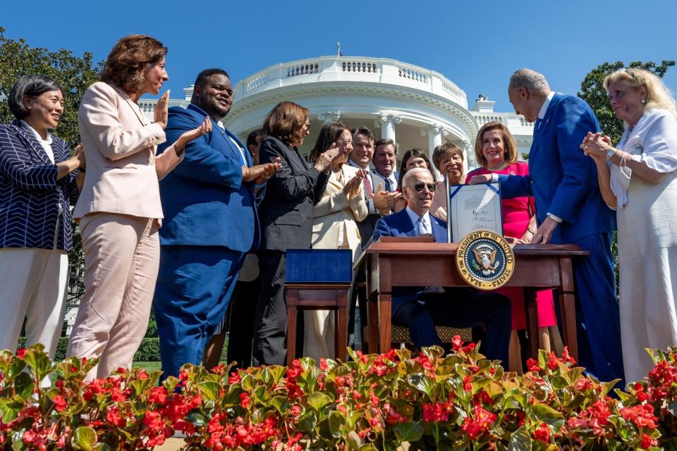 美國總統拜登（Joe Biden）今天正式簽署晶片法案。   圖：取自白宮臉書