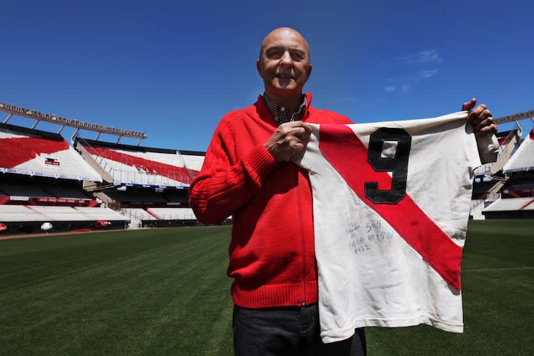 Morete en el Monumental con la camiseta que usó en aquel River 5 - Boca 4, en una producción de LA NACIÓN