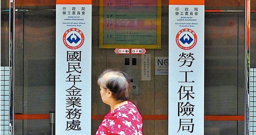 勞保局預估，明年國民年金保費擬漲11.7％，將從今年的每人每月1042元，調整為1164元，影響近280萬名加保國民年金的民眾。 （圖／報系資料照）