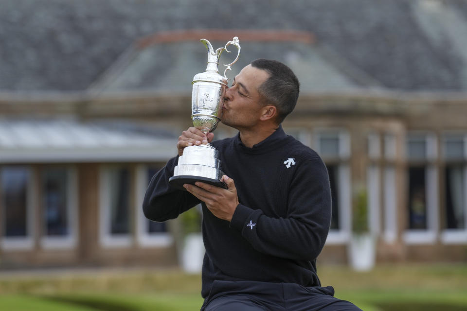 El estadounidense Xander Schauffele le da un beso al trofeo tras ganar el Abierto Británico en el Royal Troon en Escocia el domingo 21 de julio del 2024. (AP Foto/Jon Super)