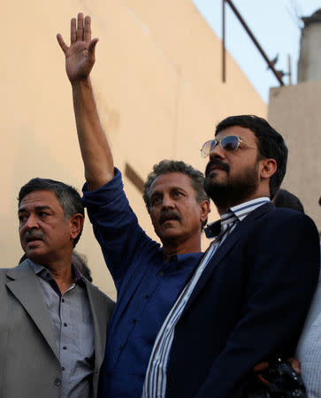 Waseem Akhtar, mayor of Karachi and member of the Muttahida Qaumi Movement (MQM) political party waves to supporters after his release from the Central Prison in Karachi, Pakistan, November 16, 2016. REUTERS/Akhtar Soomro