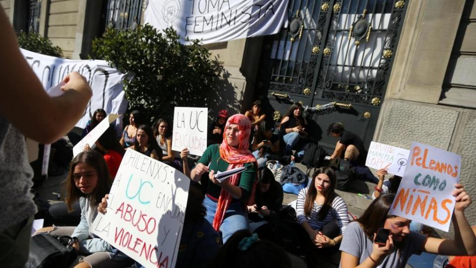 <p>Poing levé, les Chiliennes scandent régulièrement leur slogan : “Alerte machiste, que tout le territoire devienne féministe”. Crédit photo : REUTERS/Ivan Alvarado </p>