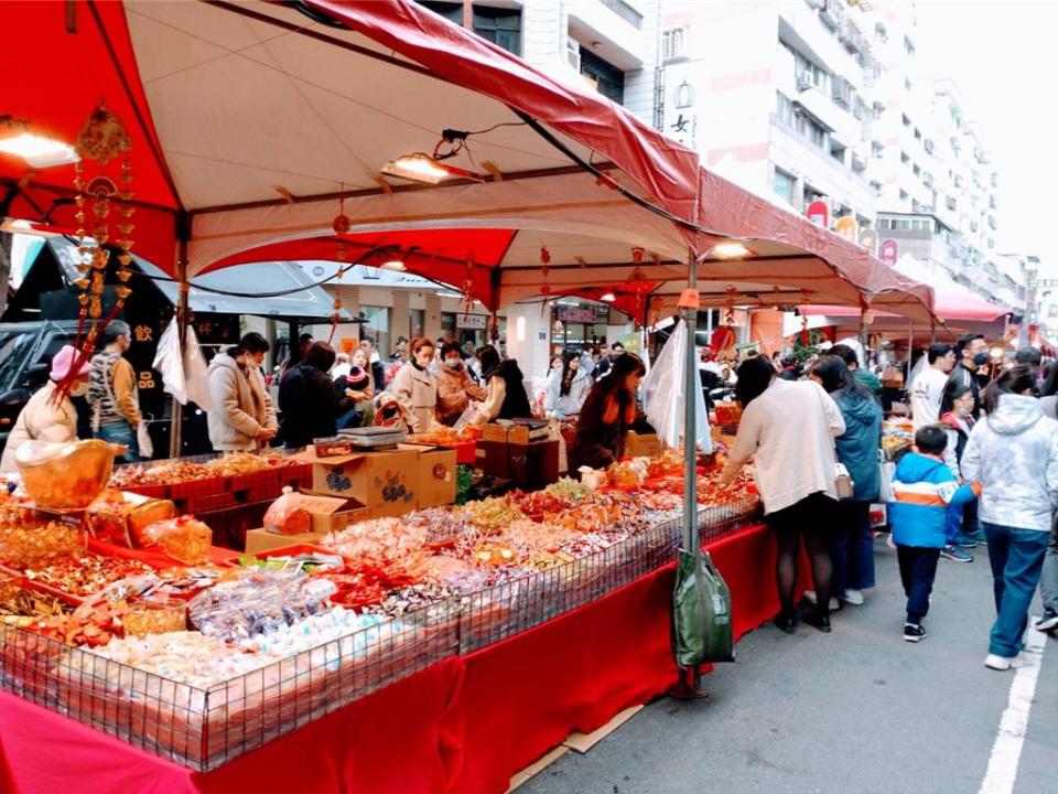天津年貨大街匯聚了200多攤年節伴手禮、各地特色小吃，吸引民眾參觀選購！圖／曾麗芳