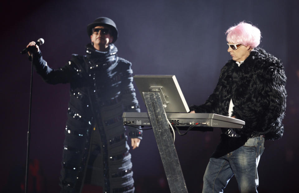 ARCHIVO - El dúo británico Pet Shop Boys integrado por Neil Tennant, izquierda, y Chris Lowe durante su presentción tras recibir el premio a la contribución destacada a la música en los Brit Awards 2009 en el centro de convenciones Earls Court en Londres, Inglaterra el 18 de febrero de 2009. Cuarenta años y 50 millones de discos vendidos después Pet Shop Boys lanzará su nuevo álbum "Nonetheless" el viernes 26 de abril de 2024. (Foto AP/MJ Kim, archivo)