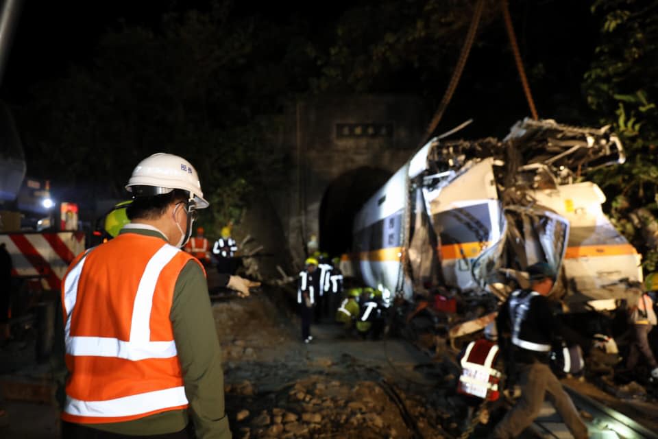 台鐵太魯閣號第8車廂在6日深夜22時52分拖出清水隧道，車頭只剩下一半。有2台鐵官員因涉貪交保。   圖：翻攝自林佳龍臉書