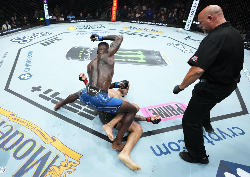 MIAMI, FLORIDA - APRIL 08: (L-R) Israel Adesanya of Nigeria knocks out Alex Pereira of Brazil in the UFC middleweight championship fight during the UFC 287 event at Kaseya Center on April 08, 2023 in Miami, Florida. (Photo by Jeff Bottari/Zuffa LLC via Getty Images)