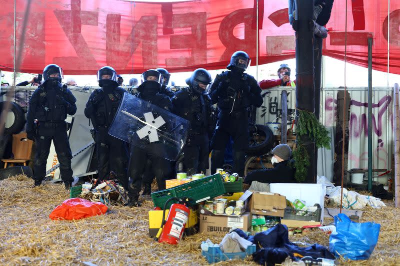 German police clash with activists in showdown over coal mine expansion in Luetzerath