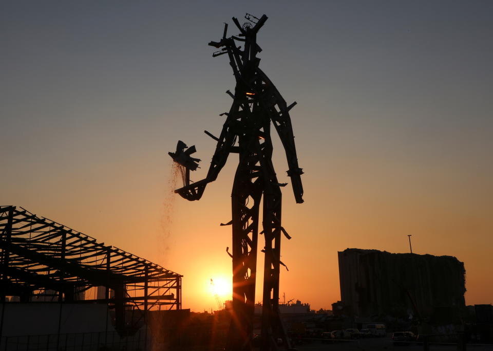 由黎巴嫩建築師卡萊姆（Nadim Karam）設計、悼念爆炸罹難者所設計的25公尺高雕塑矗立於貝魯特。圖片來源：REUTERS
