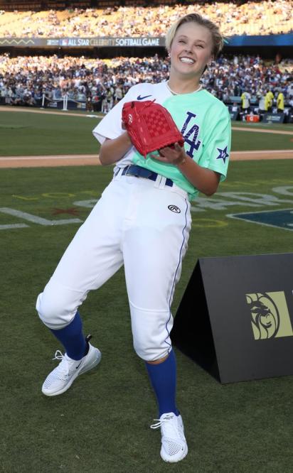 JoJo Siwa hits impressive inside-the-park home run at the 2022 All-Star celeb  softball game