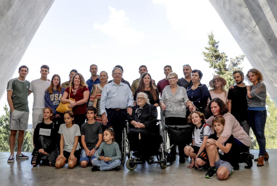 Dina poses for a group photo with the descendants of the Mordechai family, whom she helped save during the Holocaust. (Photo: EMMANUEL DUNAND via Getty Images)