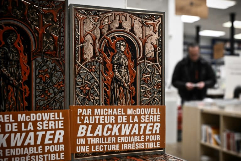 Des exemplaires du roman "Katie" de l'auteur américain Michael McDowell, édités par la maison d'édition Toussaint Louverture, exposés à la librairie Mollat le jour de sa parution officielle, le 19 avril 2024 à Bordeaux (Philippe LOPEZ)