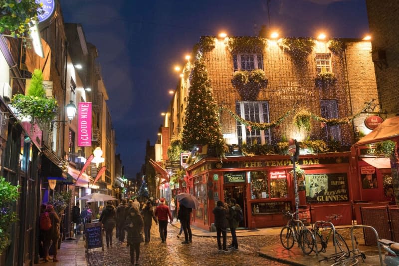 Dublin's Temple Bar district is where tourists head out for a night of overpriced beers. Christian Charisius/dpa