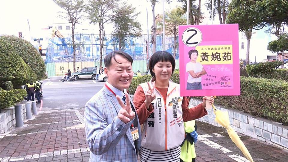 無黨籍陳長宏（左）提出超狂政見參選2024台東立委，令人耳目一新，但得票數僅211票。（蕭嘉蕙攝）