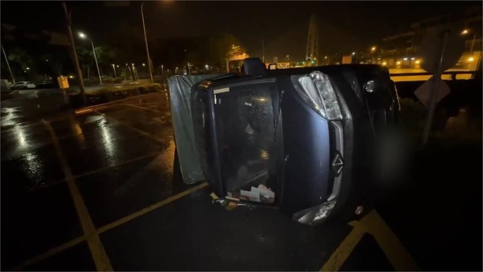 大雨釀禍！台中招牌掉落砸2車　貨車自撞翻覆