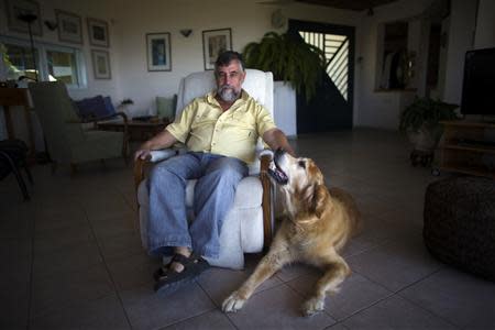 Retired Israeli spy Mishka Ben-David poses for a picture at his home in Ramat Raziel near Jerusalem October 22, 2013. REUTERS/Ronen Zvulun