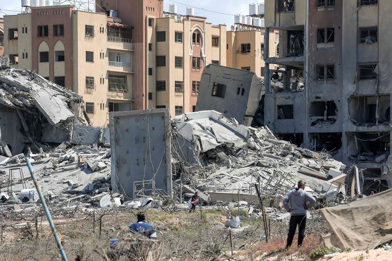 Los escombros de un complejo residencial destruido en Nuseirat, en la Franja de Gaza, el lunes 25 de marzo   