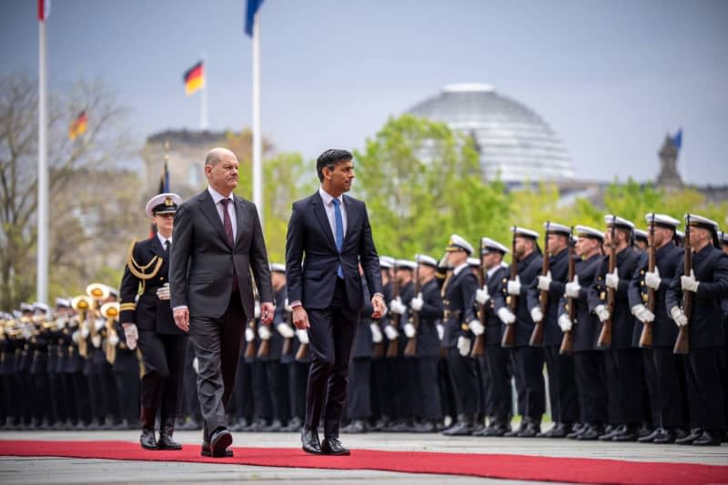 German Chancellor Olaf Scholz (L) welcomes UK Prime Minister Rishi Sunak with military honours in front of the Federal Chancellery during his official visit. Michael Kappeler/dpa