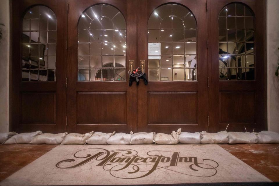 Sandbags at the door of a Montecito hotel (AFP via Getty Images)