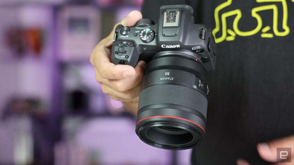 <p>Canon EOS R7 mirrorless APS-C camera review</p>
