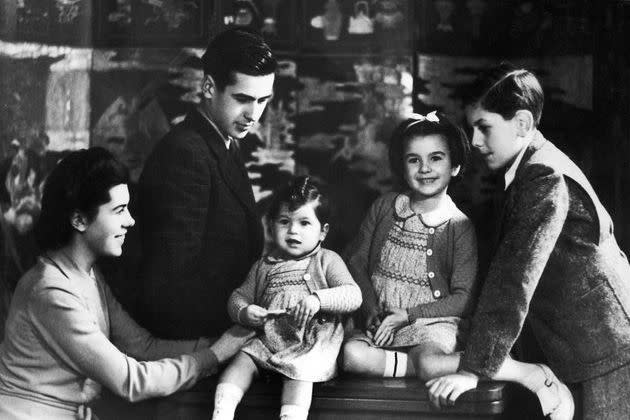 <p>Valéy Giscard d'Estaing (deuxième en partant de la droite) et ses frères et soeurs en 1941: de gauche à droite, Sylvie, Marie-Laure, Isabelle Et Olivier. </p>