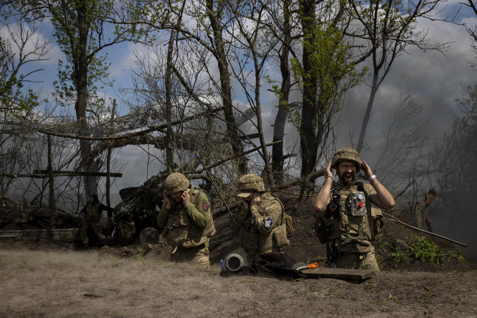 Soldados ucranianos en la región de Donetsk, el sábado, después de salir de Bajmut. (Tyler Hicks/The New York Times)
