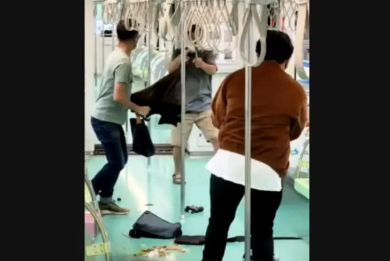 ▲台中捷運今（21）日上午出現一名男子持刀在車廂揮舞，導致4人受傷。（圖／翻攝畫面）