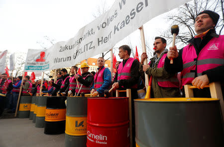 Siemens employees and union members protest outside a meeting of the Siemens works council in Berlin, Germany, November 23, 2017. REUTERS/Hannibal Hanschke