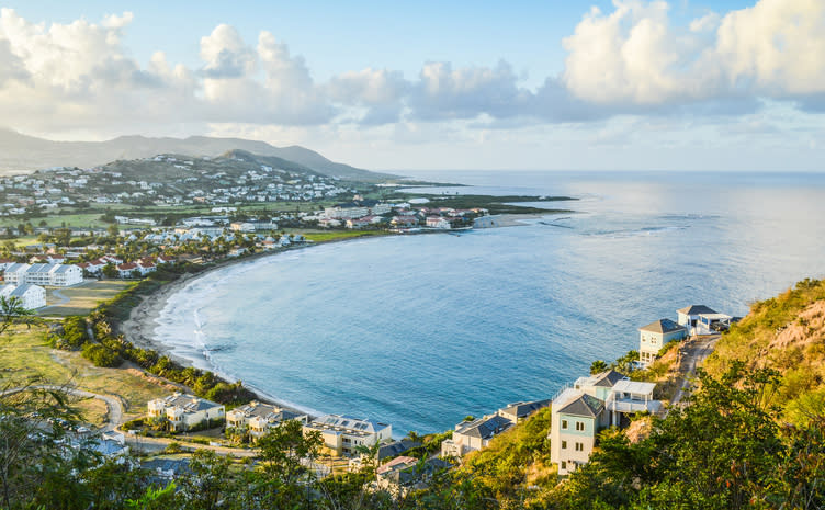 St. Kitts und Nevis ist ähnlich günstig wie Antigua und Barbuda. Auch auf diesen Karibikinseln werden 250.000 Dollar für eine neue Nationalität fällig. Übrigens: Der Zwergenstaat betreibt sein Geld-für-Staatsbürgerschaft-Programm schon seit 1984 und kann damit auf die längste Zeit in diesem Branchenzweig zurückschauen.