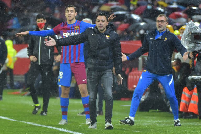  Xavi y el mediocampista Nico González reaccionan desde la línea de cal. El entrenador logró que el equipo cambie la cara; todavía, los resultados no lo acompañan