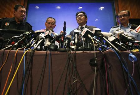 Malaysian Airlines Chief Executive Officer Ahmad Jauhari Yahya (2nd L) and Department of Civil Aviation (DCA) Director General Datuk Azharuddin Abdul Rahman (2nd R) speak at a news conference at the Kuala Lumpur International Airport in Sepang March 10, 2014. REUTERS/Edgar Su