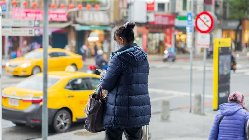 吳德榮表示，鋒面預計將於週三晚間抵達，週四雨區擴大。（圖／記者陳弋攝影）