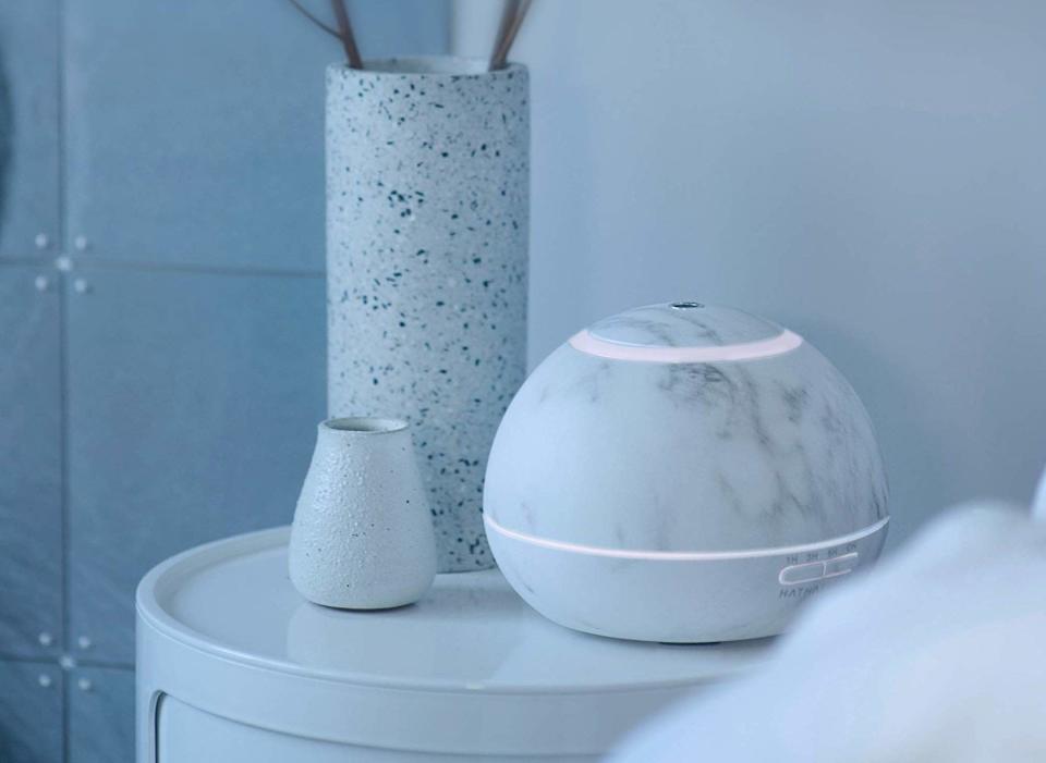 The marble-patterned aroma diffuser in white