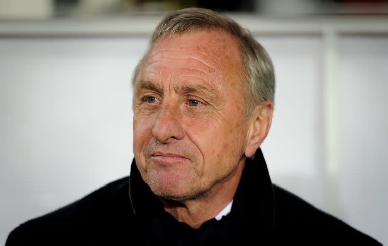 El entrenador de fútbol holandés Johan Cruyff, durante un partido entre la selección de Cataluña y la de Túnez, en el estadio olímpico Lluís Companys de Barcelona, el 30 de diciembre de 2011. AFP