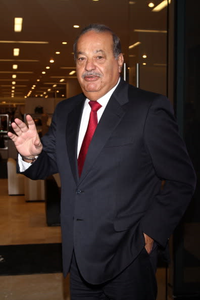 <b>Carlos Slim.</b>, magnate mexicano propietario de las principales empresas mexicanas que cotizan en bolsa encabeza la lista mundial de billonarios. Su fortuna es de <b>74 mil millones de USD.</b>Su fortuna se incrementó en 20.5 mil millones de dólares en un año.