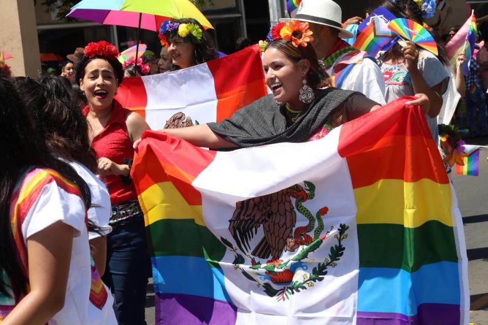 Alrededor de 50 personas se sumaron al contingente del consulado de México del desfile Fresno Rainbow Pride Parade en el Distrito Tower el 3 de junio de 2023.