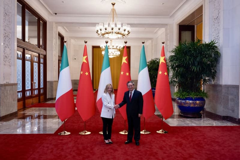 Il primo ministro cinese Li Qiang (a destra) riceve il primo ministro italiano Giorgia Meloni nella Grande Sala del Popolo di Pechino.  -/Governo italiano/dpa